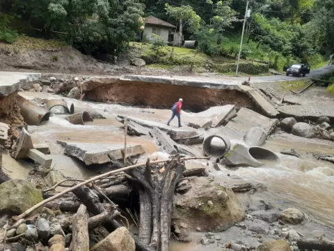 Corriente del río Mata Ahogado destruye vado en el distrito de San Carlos