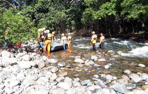Topógrafo de MiAmbiente se ahoga tratando de salvar a dos niñas en playa El Estero, Soná