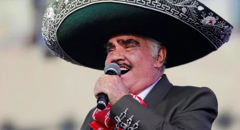 Vicente Fernández: Médicos reportan 'grave pero estable' al cantante mexicano 