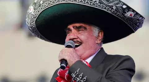 Vicente Fernández está bajo sedación mínima y aún depende de ventilación mecánica