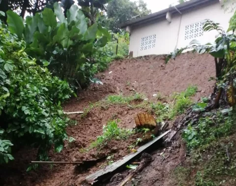 Familia colonense está en riesgo de quedar sin casa por causa de un alud de tierra