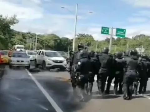 Manifestantes del albergue de Mindi en Colón, son desalojados de la vía por la Policía Nacional