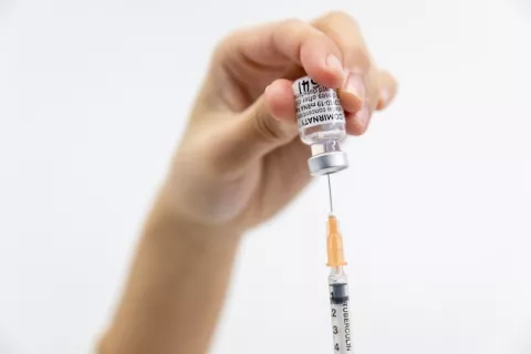 Preparan vacunas contra la covid-19 para niños entre 5 y 11 años desde octubre
