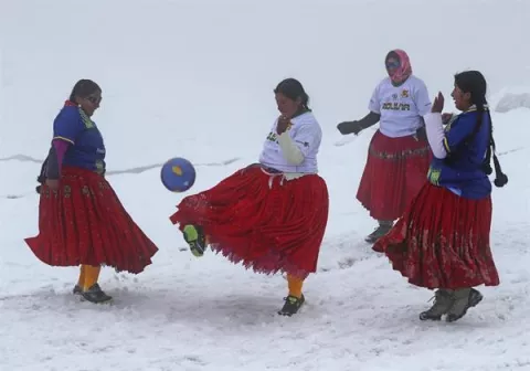 Las cholitas escaladoras bolivianas juegan fútbol a 5,000 metros de altitud