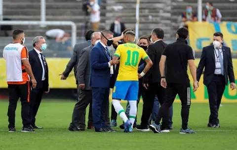 Agentes de salud se meten a la cancha en pleno juego entre Brasil y Argentina