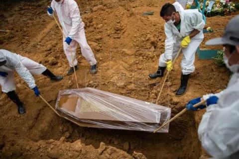 La media de muertes por covid-19 en Brasil sigue en nivel más bajo en 10 meses