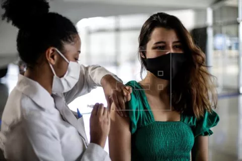 Brasil suspende vacunación de adolescentes contra la covid-19 por 'desorden' en la inmunización