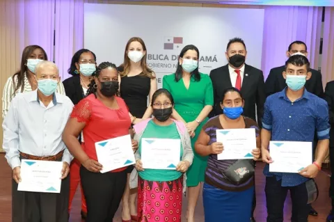 Entregan 57 certificados a panameños de zonas vulnerables que aprendieron a leer y escribir