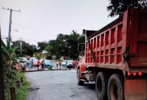 Residentes de El Llano en Arraiján, cierran vía exigiendo la reparación de la carretera y puente 