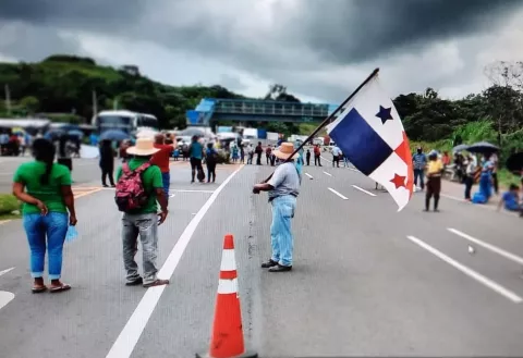  Manifestantes de la etnia Ngäbe-Buglé y veragüenses cierran la vía Interamericana