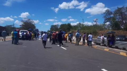 Con protesta, exigen reparación de carreteras