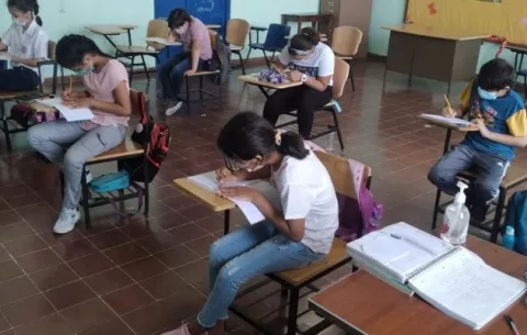 Autoridades de educación y salud evalúan tener 2,800 escuelas abiertas a mediados de octubre