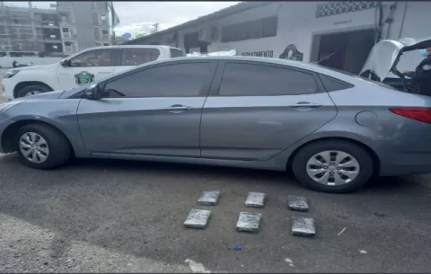 Detienen a dos personas con seis paquetes de droga en el puesto de control en María Chiquita, Colón