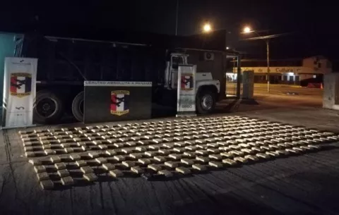 Incautan 275 paquetes de droga que estaban ocultos en un camión que transportaba piedras