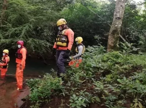 Encuentran el cuerpo sin vida de un hombre que fue arrastrado por una cabeza de agua en Colón