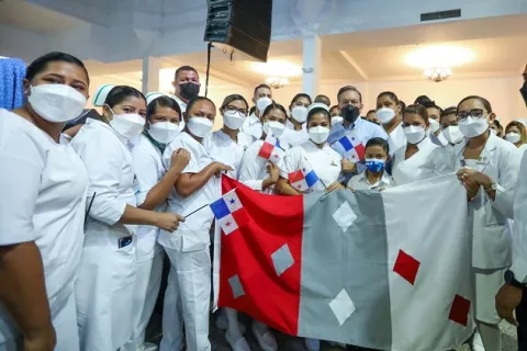 Enfermeras reciben homenaje por ardua labor durante la pandemia de la covid-19
