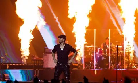 Bad Bunny y Myke Towers acompañan el disco 'final' de Enrique Iglesias