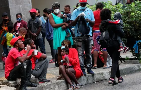 Centenares de haitianos planean quedarse en México tras no poder entrar a Estados Unidos