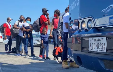 Estados Unidos empezó a deportar a decenas de haitianos retenidos al sur de Texas