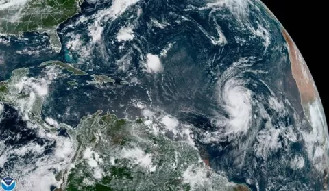 Huracán Larry amenaza con fuertes olas a las Antillas Menores