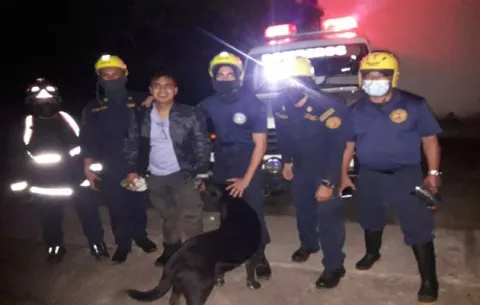 Bomberos rescatan a un ciudadano indostán en el área de Piedra Musgo