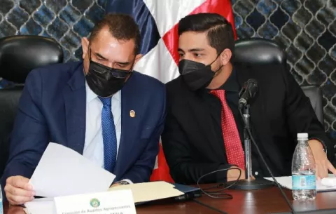 Conforman mesa técnica para atender seguridad y arrendamiento en Merca Panamá 