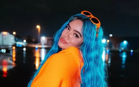 Karol G protagoniza su primera portada en la revista Billboard y lo anuncia con una sensual fotografía