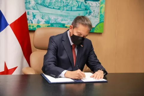 Laurentino Cortizo sanciona ley que endurece multa por contratación de extranjeros sin permiso de trabajo