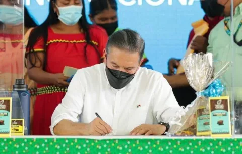 Laurentino Cortizo sanciona leyes que garantiza estabilidad a bananeros e impulsa la producción de cacao