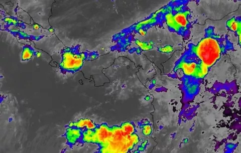 Emiten aviso de prevención por aguaceros típicos de la temporada y el paso de la onda tropical #34
