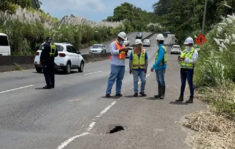 Caos vehicular en Loma Cová por colapso de otra tubería pluvial 