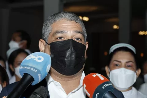 Ministro Luis Francisco Sucre afirma que ya se realizan los trámites para hacer efectivo pago a enfermeras