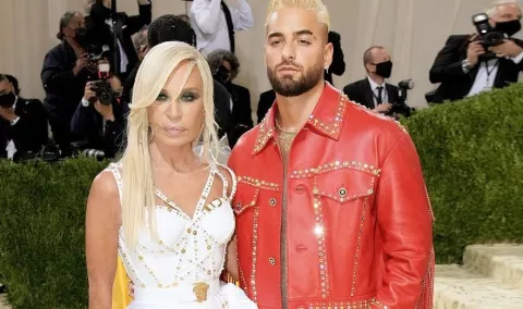 Maluma causa revuelo al caminar en la Met Gala 2021 junto a Donatella Versace