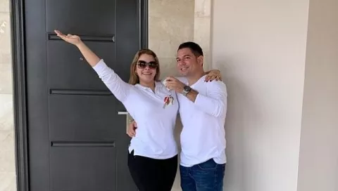 Margarita Henríquez y Jorge Luis Bustavino reciben la llaves de su nuevo hogar