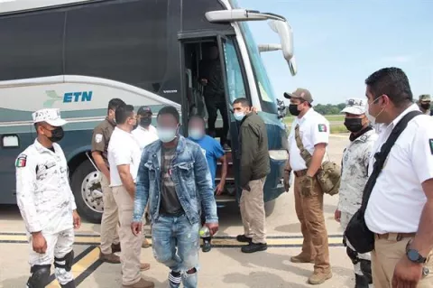 México reinicia vuelos de retorno humanitario a Haití y traslada 70 migrantes
