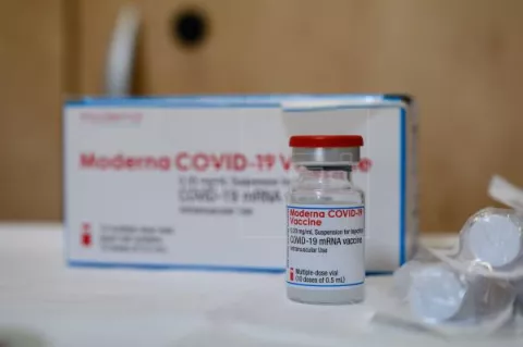 Farmacéutica Moderna está desarrollando dosis única de refuerzo contra la covid-19 y gripe