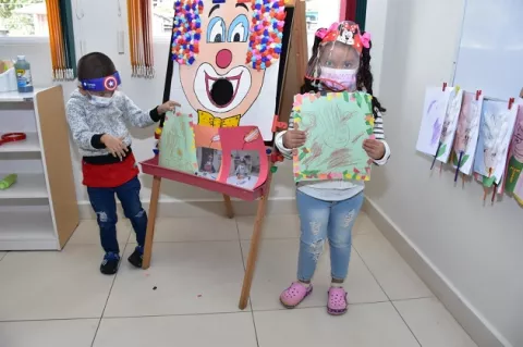 Jorge y Darlyn, los niños de 3 años de edad que aprenden mientras cantan y juegan en pandemia