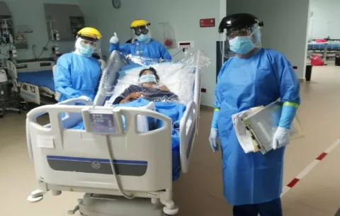 Cifra de pacientes en unidades de cuidados intensivos por covid-19 baja a 55