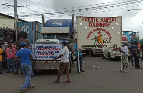 Por segundo día, transportistas de carga en Colón mantienen cierre de vía hacia los puertos 