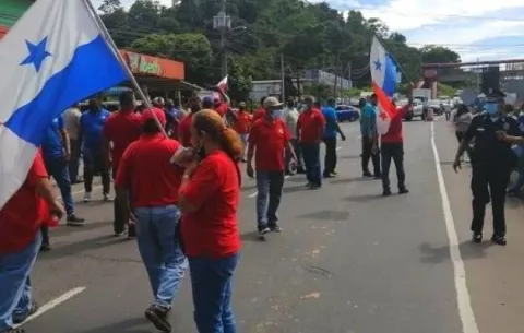  Taxistas convocan a paro nacional para exigir que se mantenga circulación del par y non
