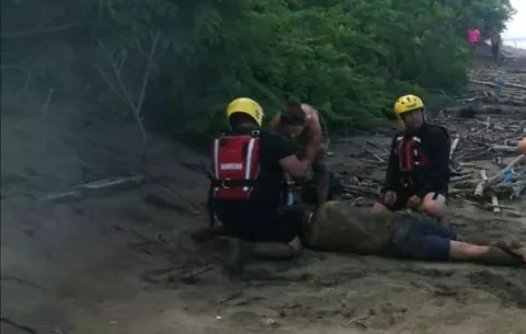 Rescatan a padre e hija de ahogarse en playa El Toro en Los Santos