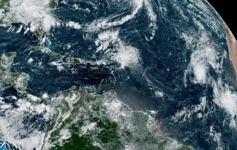 Peter y Rose se mueven sobre el Atlántico sin entrañar peligro para tierra