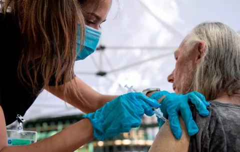 Estados Unidos aprueba tercera dosis de Pfizer para mayores de 65 años y otros casos