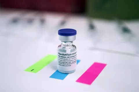 Expertos comienzan a debatir una posible tercera dosis de Pfizer en Estados Unidos 