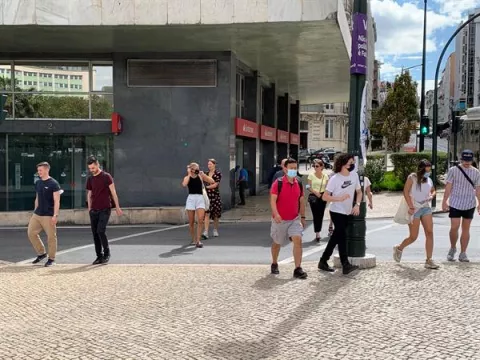 Portugueses le dicen adiós al uso de mascarillas en la calle