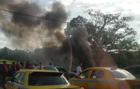 Taxistas cierran vías para exigir que se mantenga la medida de 'par y non' en Colón