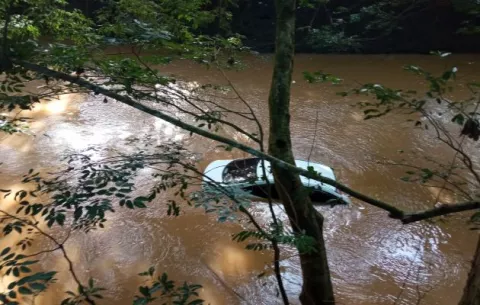 ¡Tragedia en Los Santos! Corriente del río Estivaná arrastró un vehículo