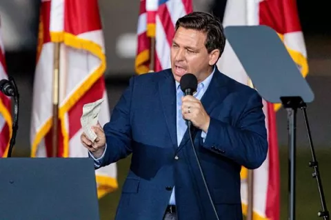 El gobernador de Florida promete 'luchar' contra el plan de vacunación federal