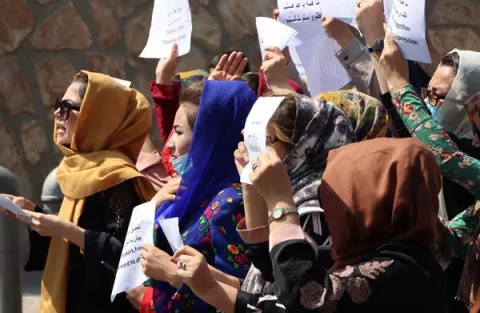 Los talibanes dispersan una protesta de mujeres con gases y tiros al aire