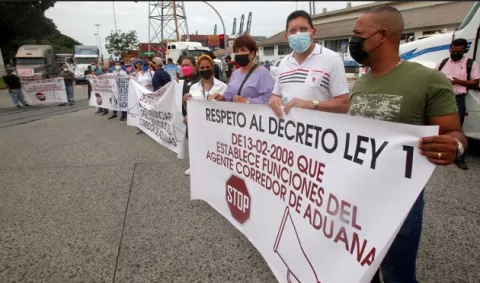 Transportistas de carga bloquean entrada de los puertos